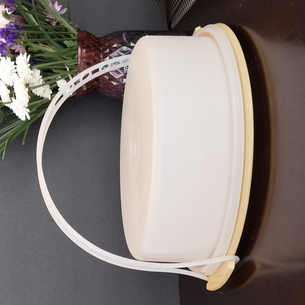 Vintage Classic Hsrvest Gold Tupperware Round Pie Taker with Lid and Handle